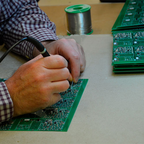 Câblage électroniqueFabriquer des mini-séries dans le processus d’industrialisation